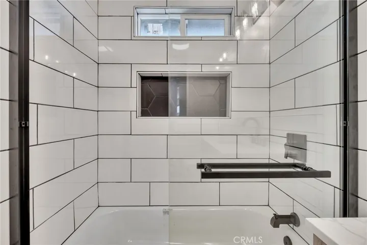 Shower/tub