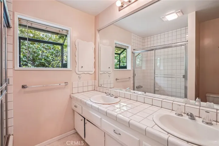 494 Paulette Place, La Canada Flintridge, California 91011