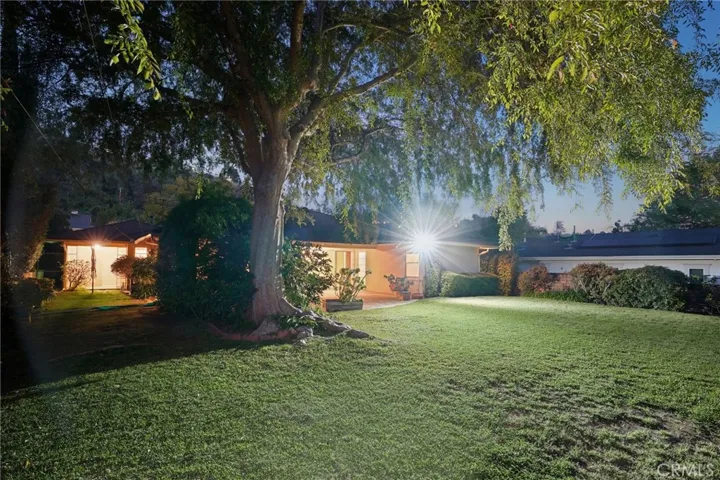 494 Paulette Place, La Canada Flintridge, California 91011