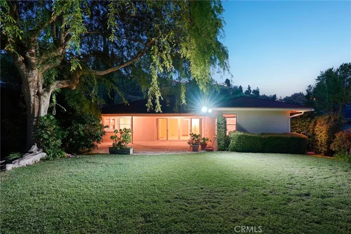 494 Paulette Place, La Canada Flintridge, California 91011