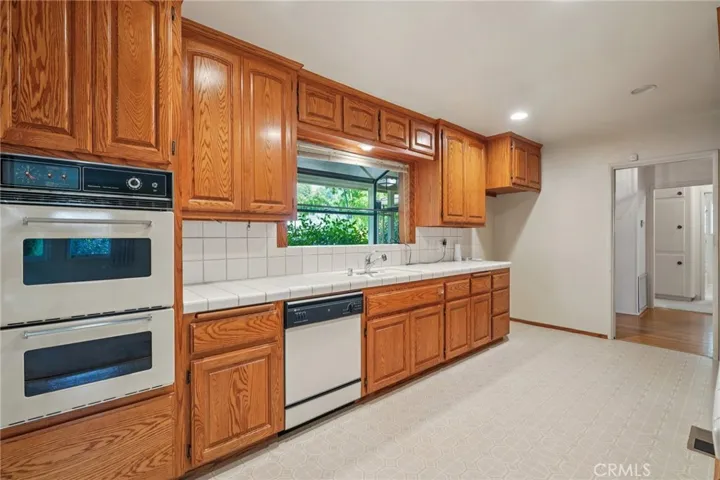 494 Paulette Place, La Canada Flintridge, California 91011