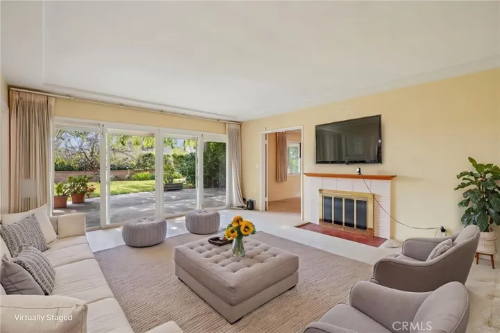 494 Paulette Place, La Canada Flintridge, California 91011