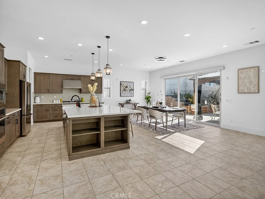 free flowing Kitchen