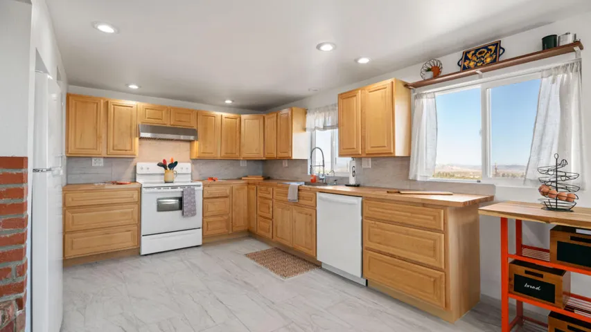 5096  Old Woman Springs Rd Interior-18