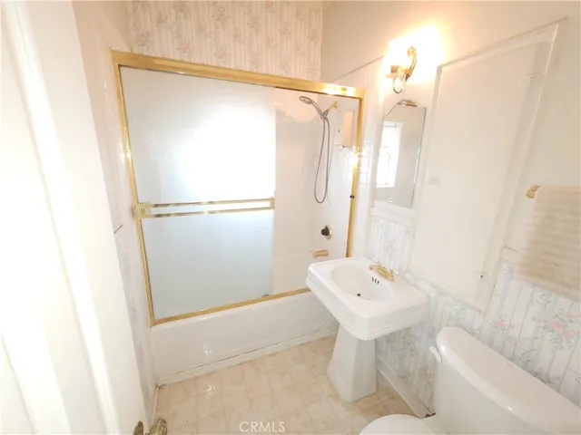 Upstairs full bathroom