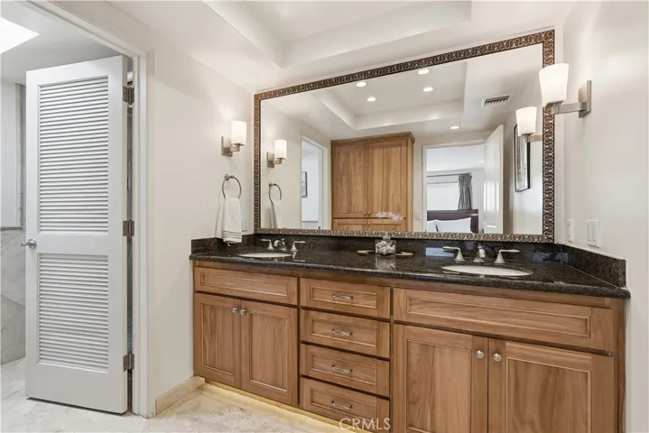 Guest downstairs en-suite bath