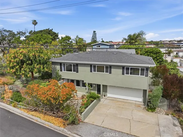 Overview of house and large yard