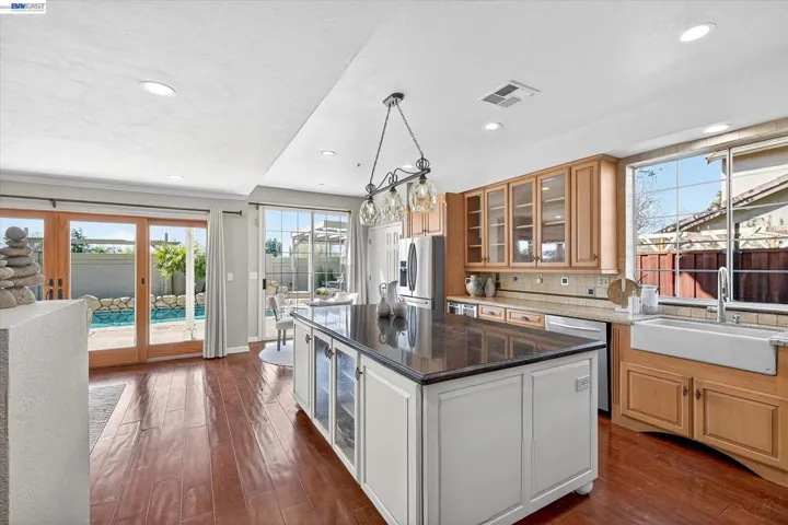 FARMHOUSE SINK AND SLAB COUNTERS
