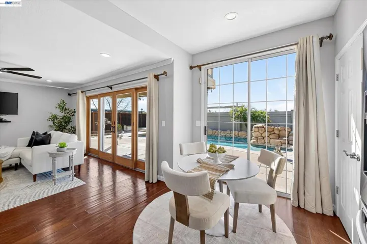 EXPANSIVE SLIDING DOORS TO BACK