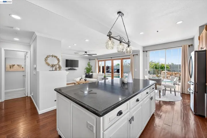 LARGE ISLAND WITH SEATING