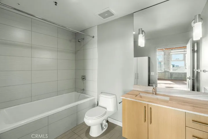Spacious bathroom 2