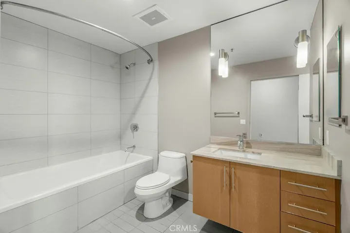 Spacious bathroom 1