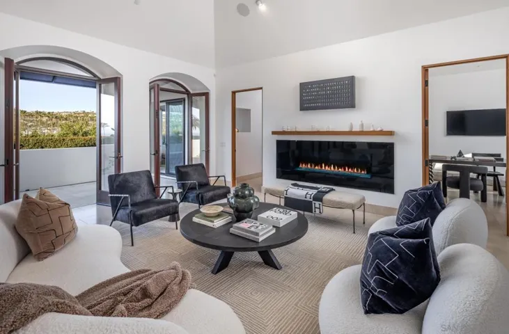 7970 Roseland Dr, La Jolla, California 92037