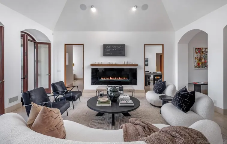 7970 Roseland Dr, La Jolla, California 92037