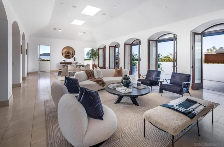 7970 Roseland Dr, La Jolla, California 92037