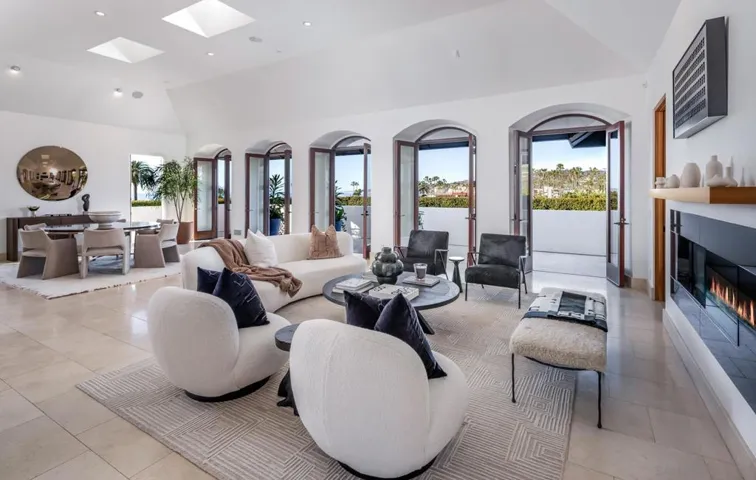 7970 Roseland Dr, La Jolla, California 92037