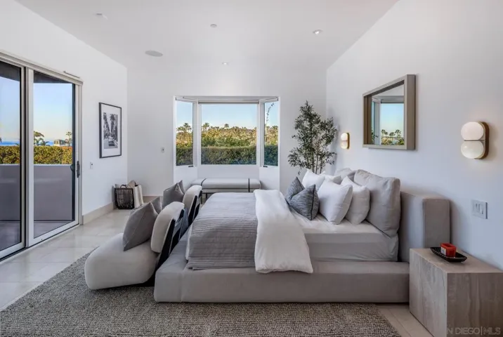 7970 Roseland Dr, La Jolla, California 92037