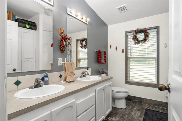 Double sinks in the gues bath