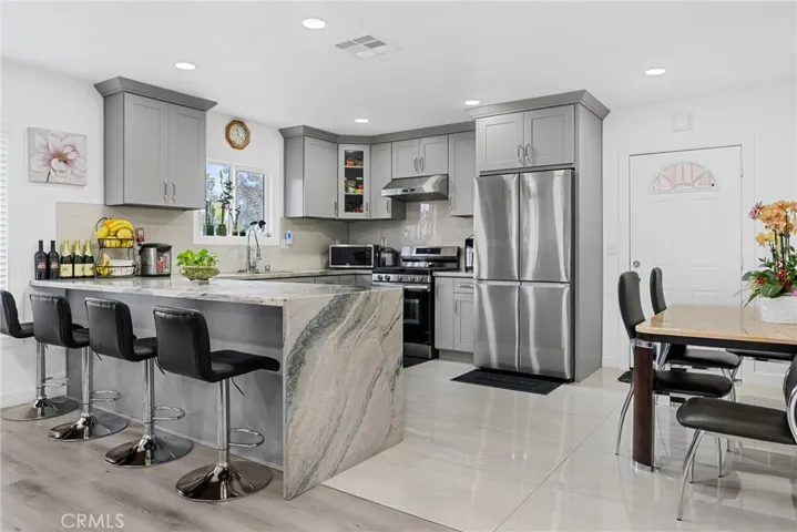 Kitchen & Dinning area