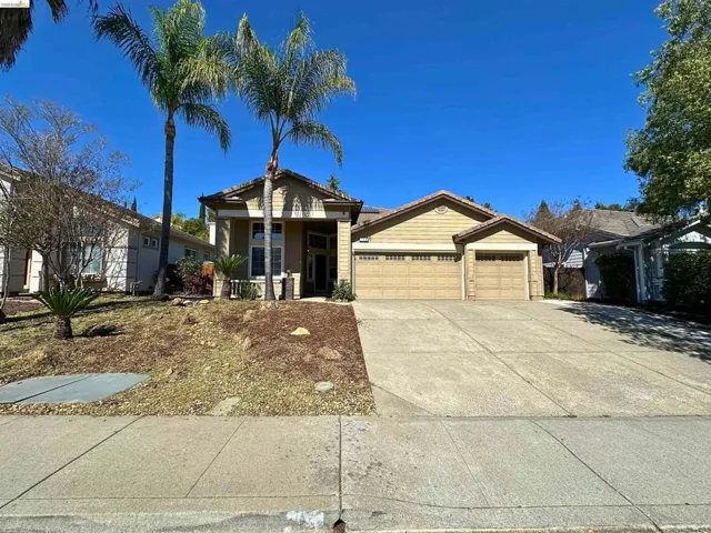 View of front facade with a garage and driveway