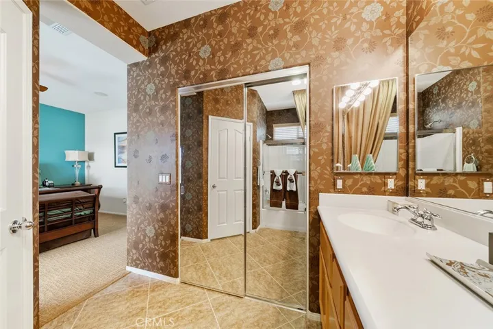Primary En-suite Bathroom & Closet