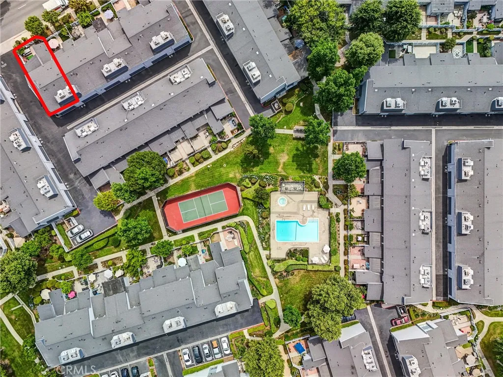 Walking distance to Pool/spa and pickle ball court