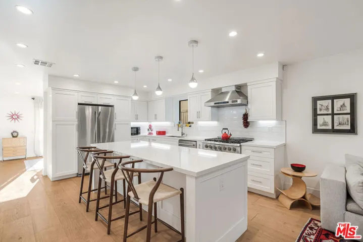 Open Gourmet Kitchen with Cust