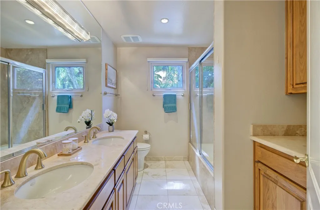Secondary bath (hallway)