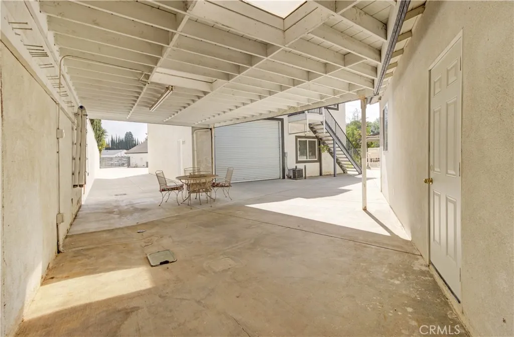 carport between car barn and boat garage