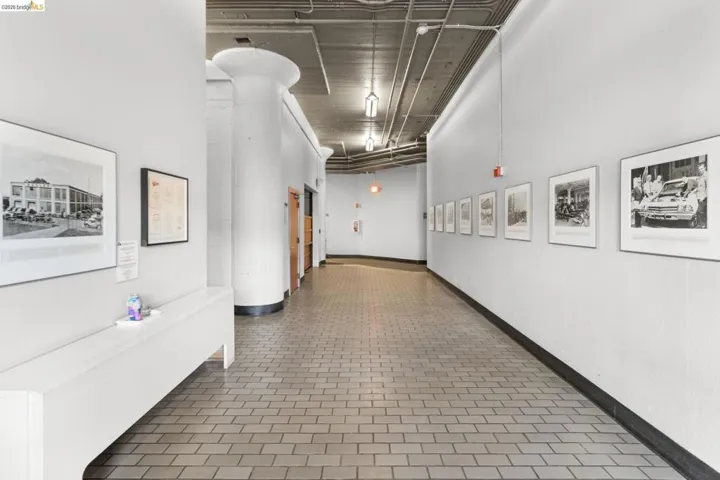 Corridor with a high ceiling and baseboards