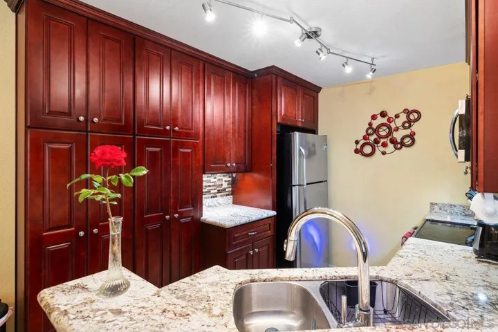 Beautiful kitchen with soaring ceiling high cabinets!