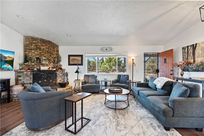 7215 Kourie Way, Oak Hills, California 92344