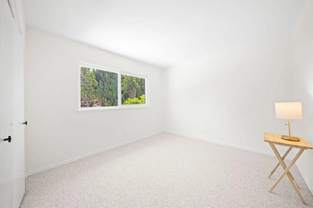 Dimensions:  11'5" x 10'7"