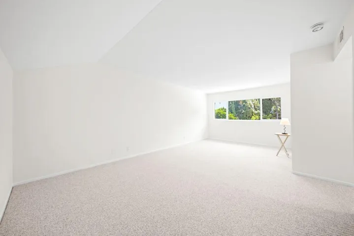 Dimensions:  17'3" x 10'11"
