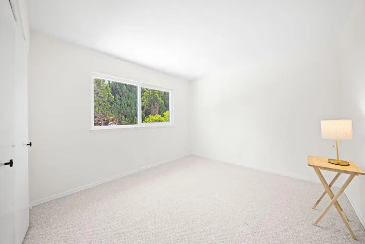 Dimensions:  11'5" x 10'7"