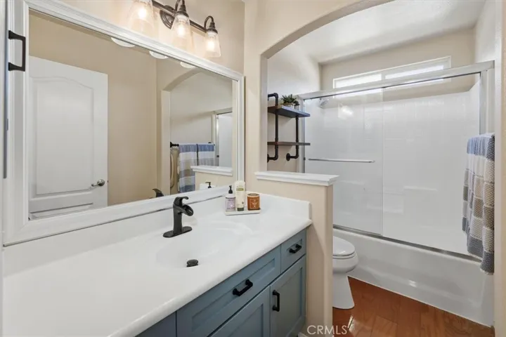 Upstairs 2nd Bathroom