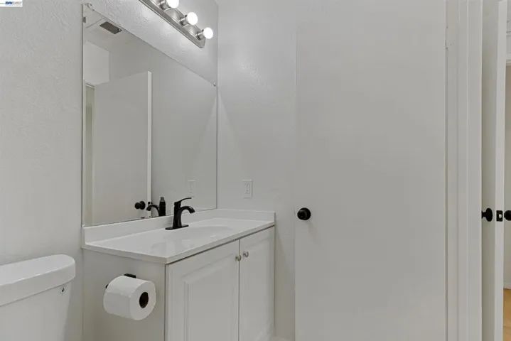 Full Bathroom 1