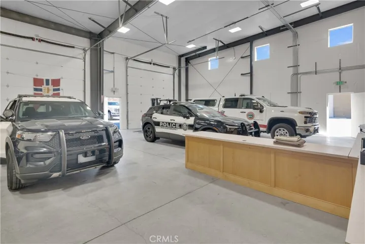 Warehouse with 2 rollup doors