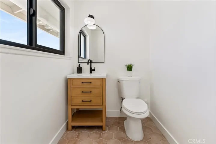 Hall 1/2 bath