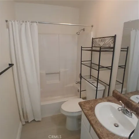 BATHROOM & SHOWER/TUB