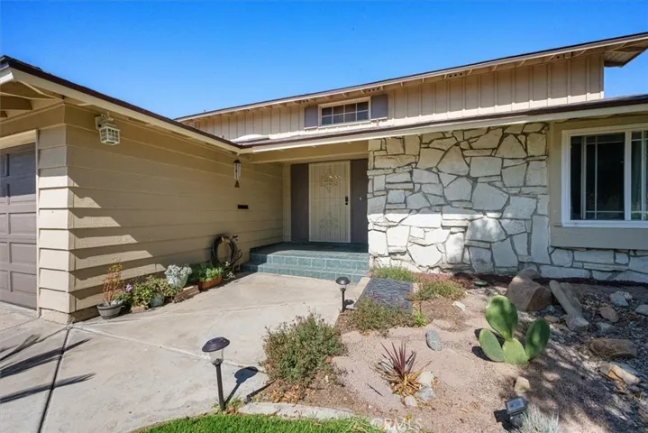 Welcome home to 1445 Del Norte Dr