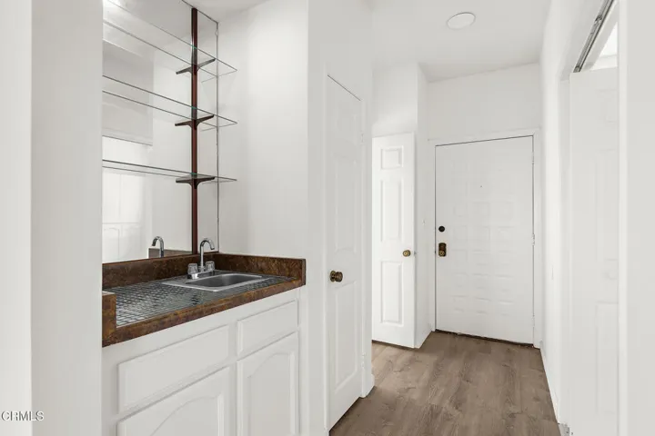 Entrance Wet bar 330Cordova-19