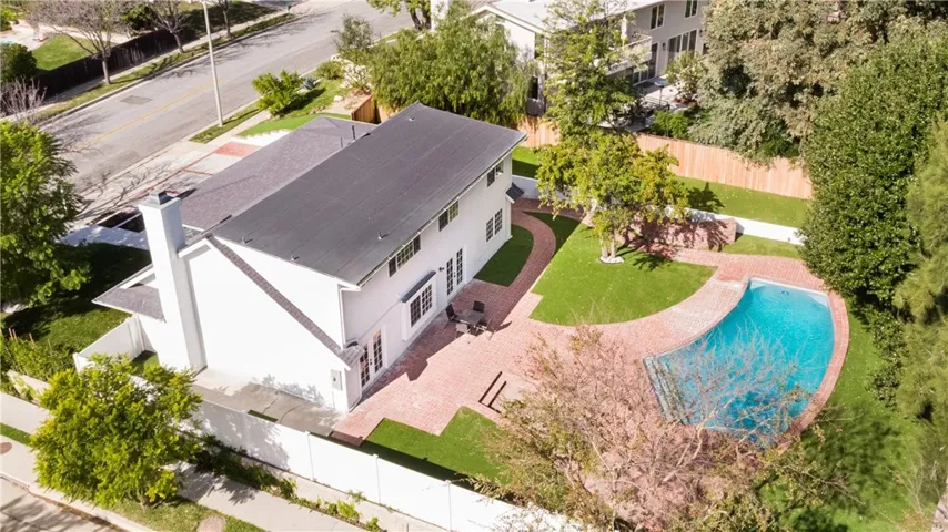 Large corner lot in one of the best neighborhoods in Calabasas