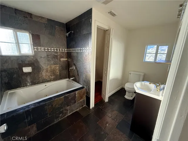 BATHROOM UPSTAIRS