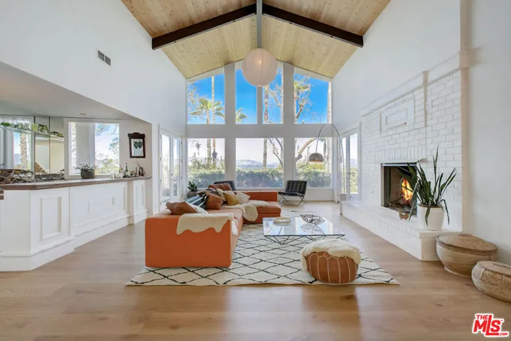 4915 Winnetka Avenue, Woodland Hills, California 91364