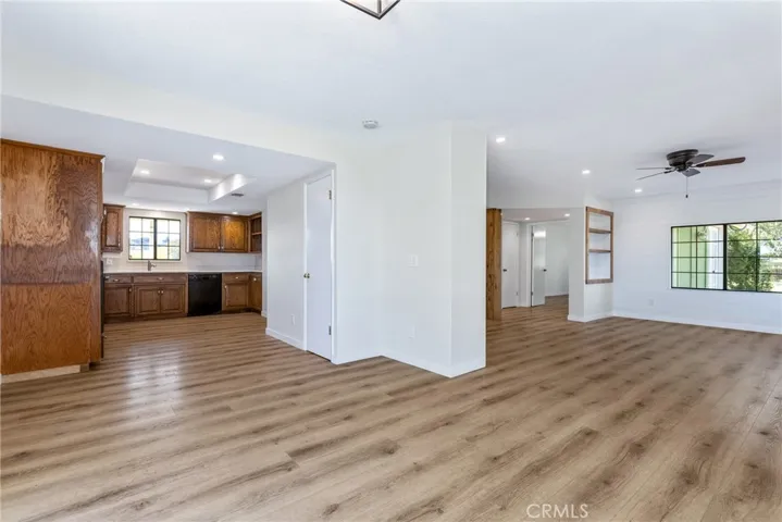 Uninterrupted flow into the kitchen.