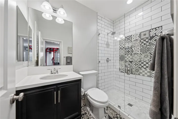 Downstairs full bath in bedroom