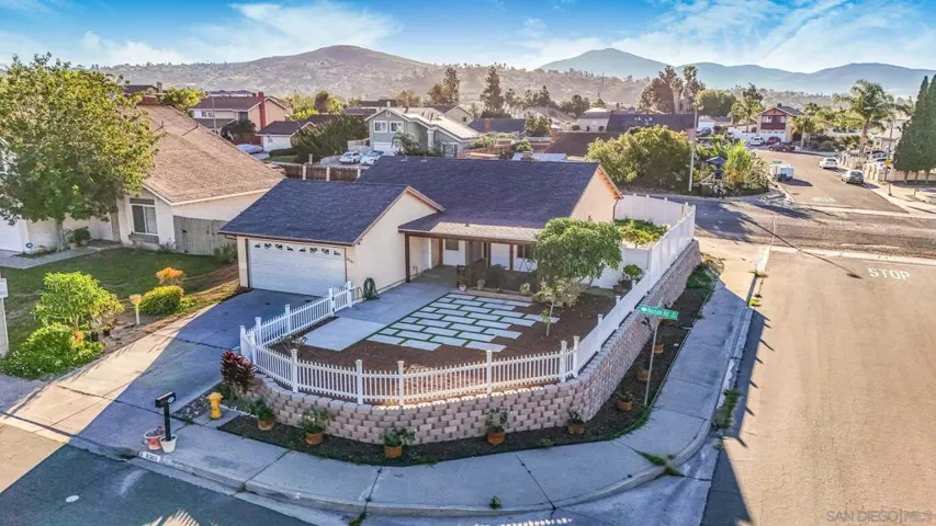 https://zimg.paragon.ice.com/ParagonImages/Property/PA/SDMLS/260005880/40/3072/2304/8e1ebdc69727df224330d38b87f7a29a/3/a958cc58e618cb186a49452212d98876/260005880-a99783c6-8935-4e8f-a552-7b431287c075.JPG