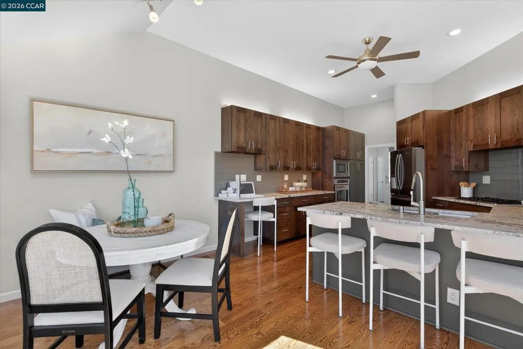 Breakfast counter & nook