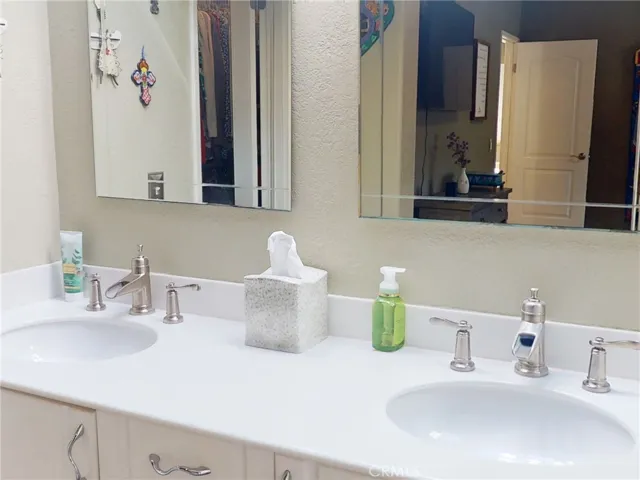 Dual sinks in the Ensuite bath